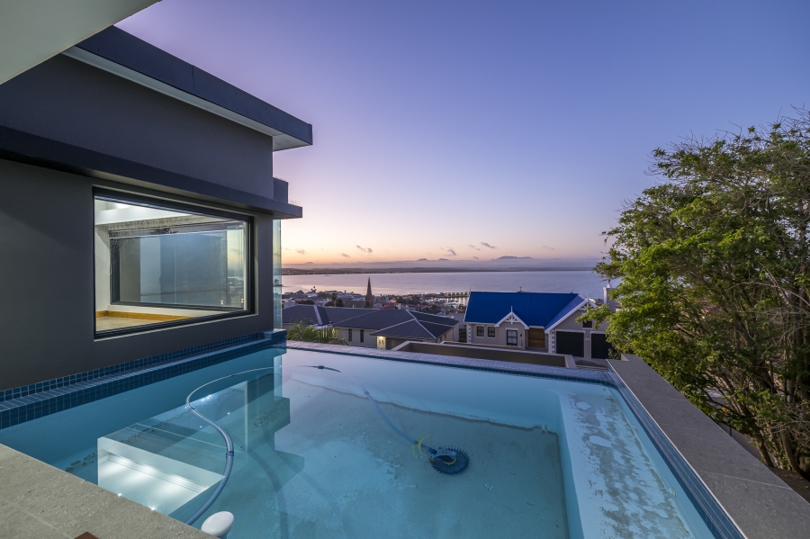 6 Bedroom Property for Sale in Mossel Bay Central Western Cape
